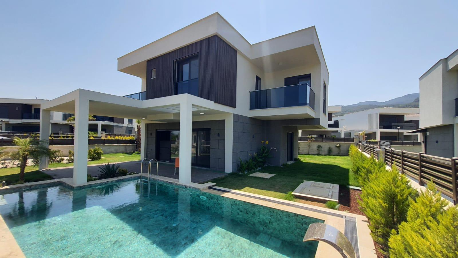 Kuşadası Davutlularda Satılık 7+2 VİLLA